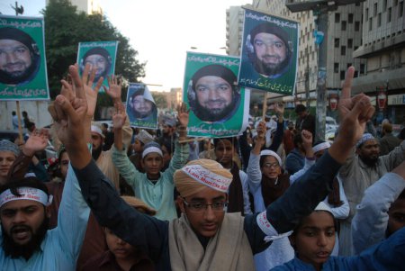 Téléchargez les photos : PAKISTAN, Karachi : Les partisans islamistes du rassemblement Mumtaz Qadri à Karachi, Pakistan, le 14 décembre 2015, après qu'un tribunal eut rejeté sa demande de révision de sa condamnation à mort. - en image libre de droit