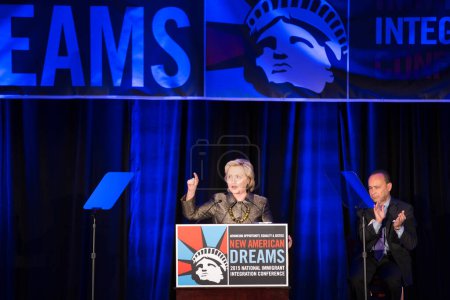 Téléchargez les photos : Etats-Unis, New York : La candidate à la présidence Hillary Clinton a prononcé un discours sur la question de l'immigration lors de la Conférence nationale sur l'intégration à New York le 14 décembre 2015. - en image libre de droit