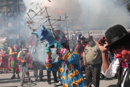 Foto de MÉXICO, Ciudad de México: Cientos de payasos salieron a las calles de la Ciudad de México para la peregrinación anual del 14 de diciembre de 2015 para conmemorar el día del payaso. Desfilaron por las calles para agradecer a la Señora de Guadalupe, patrona del país - Imagen libre de derechos