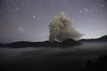Téléchargez les photos : INDONESIA, Pasuruan: INDONESIA, Pasuruan: Mount Bromo continues to spew ashes over Pasuruan, on Java island, in Indonesia, on December 12, 2015. - en image libre de droit