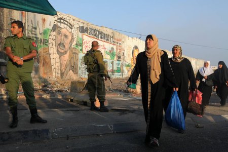Foto de BANCO OESTE, Qalandia: Palestinos cruzan el puesto de control de Qalandia el primer viernes del mes santo de Ramadán el 20 de julio de 2012. - Imagen libre de derechos