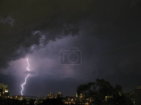 Téléchargez les photos : Nuages de foudre et de tempête au-dessus de la ville - en image libre de droit