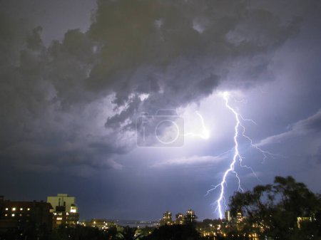 Téléchargez les photos : Foudre sur le ciel par temps orageux - en image libre de droit
