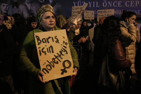 Téléchargez les photos : TURQUIE - ISTANBUL - Manifestation du PKK la nuit - en image libre de droit
