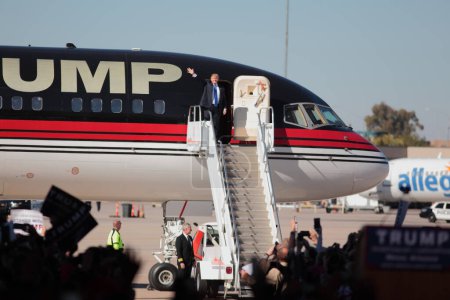 Téléchargez les photos : UNITED-STATES, Mesa : Republican presidential candidate Donald Trump's plane arrives to a campaign event at the International Air Response facility on December 16, 2015 in Mesa, Arizona - en image libre de droit