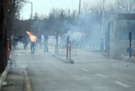 Foto de TURQUÍA, Ankara: Los estudiantes lanzan fuegos artificiales hacia la policía antidisturbios durante las manifestaciones en la Universidad Técnica de Oriente Medio. Los estudiantes se enfrentaron con la policía en Ankara el 17 de diciembre de 2015 - Imagen libre de derechos