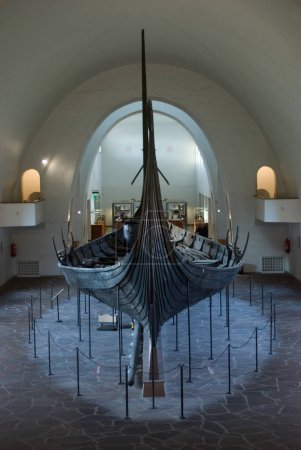 Téléchargez les photos : Le navire viking Oseberg dans le musée - en image libre de droit
