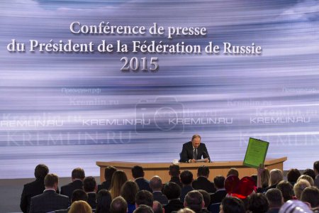 Téléchargez les photos : RUSSIA, Moscow: Russian President Vladimir Putin holds a press conference, addressing the nation's economic concerns and issues on the international agenda in front of Russian and international journalists on December 17, 2015 in Moscow. - en image libre de droit