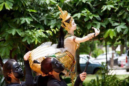 Foto de BANGKOK, TAILANDIA - 2 DE AGOSTO: Tradicional espectáculo de títeres de Khon tailandés en el campus de Salaya de la Universidad Mahidol el 2 de agosto de 2015 en Bangkok, Tailandia - Imagen libre de derechos