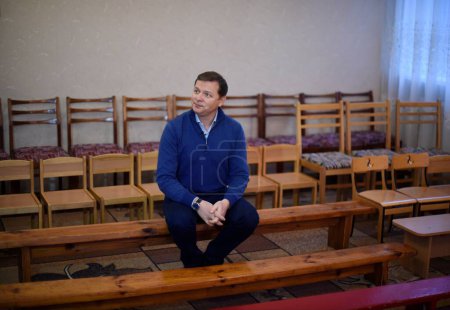 Foto de UKRAINE, Chernihiv: Radical party leader Oleg Lyashko sits on a bench in a kindergarten in Chernihiv, Ukraine, on December 18, 2015. - Imagen libre de derechos