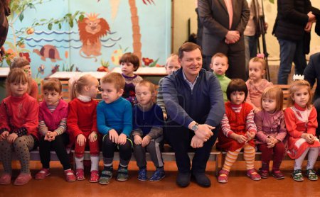 Téléchargez les photos : UKRAINE, Tchernihiv : Le chef du parti radical Oleg Lyashko se tient devant des enfants dans une maternelle à Tchernihiv, en Ukraine, le 18 décembre 2015 - en image libre de droit