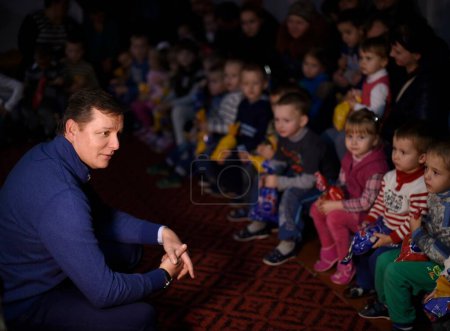 Téléchargez les photos : UKRAINE, Tchernihiv : Le chef du parti radical Oleg Lyashko se tient devant des enfants dans une maternelle à Tchernihiv, en Ukraine, le 18 décembre 2015 - en image libre de droit