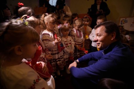 Foto de UCRANIA, Chernihiv: El líder radical del partido Oleg Lyashko se para frente a los niños en un jardín de infantes en Chernihiv, Ucrania, el 18 de diciembre de 2015 - Imagen libre de derechos