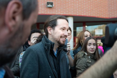 Téléchargez les photos : ESPAGNE, Madrid : Le leader de Podemos (We Can) Pablo Iglesias arrive à un bureau de vote le 20 décembre 2015 à Madrid, Espagne - en image libre de droit