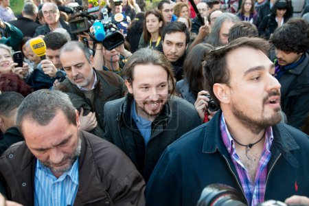 Téléchargez les photos : ESPAGNE, Madrid : Le leader de Podemos (We Can) Pablo Iglesias arrive à un bureau de vote le 20 décembre 2015 à Madrid, Espagne. - en image libre de droit