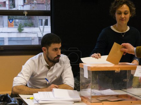Foto de ESPAÑA, Barcelona: centro de votación el 20 de diciembre de 2015 en Barcelona mientras los electores españoles votan por las elecciones generales. - Imagen libre de derechos