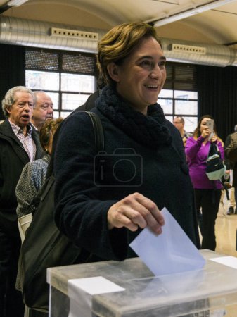 Foto de ESPAÑA, Barcelona: centro de votación el 20 de diciembre de 2015 en Barcelona mientras los electores españoles votan por las elecciones generales. - Imagen libre de derechos