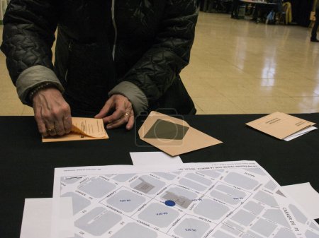 Téléchargez les photos : ESPAGNE, Barcelone : le 20 décembre 2015 à Barcelone, les électeurs espagnols votent pour les élections générales. - en image libre de droit