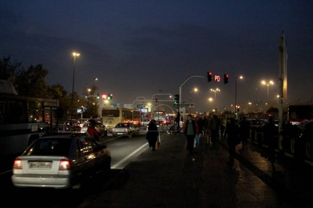 Téléchargez les photos : RAN, Téhéran : Un smog dangereux est rendu visible par les lumières autour de Téhéran, en Iran, le 20 décembre 2015. - en image libre de droit