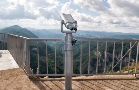 Téléchargez les photos : MONTAGNES DE RHODOPE, BULGARIE : Aire de jeux de montagne panoramique Eagle eye - en image libre de droit