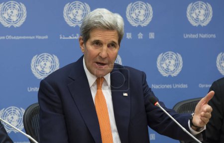 Téléchargez les photos : UNITED STATES, New York: Secretary of State John Kerry speaks with the media at a press conference on December 18, 2015 at the United Nations. - en image libre de droit