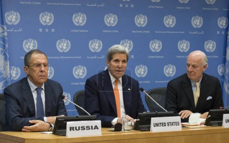 Foto de UNITED STATES, New York: Sergey Lavrov (L), John Kerry (C) and Staffan de Mistura (R), hold a press conference at the United Nations on December 18, 2015 - Imagen libre de derechos