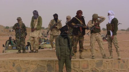 Foto de MALI, Kidal: Soldados de la Coordinación rebelde de los movimientos Azawad Patrulla de la CMA a la entrada de Kidal, al norte de Malí, el 23 de diciembre de 2015 - Imagen libre de derechos