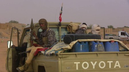 Téléchargez les photos : MALI, Kidal : Soldats de la Coordination rebelle des mouvements Azawad Patrouille de la CMA à l'entrée de Kidal, au nord du Mali, le 23 décembre 2015 - en image libre de droit