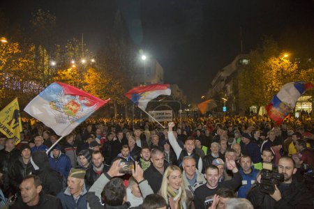 Foto de MONTENEGRO, Podgorica: Miles de partidarios de la oposición protestan en Podgorica, capital de Montenegro, durante una manifestación antigubernamental organizada por la coalición política de oposición Frente Democrático, el 23 de diciembre de 2015. - Imagen libre de derechos