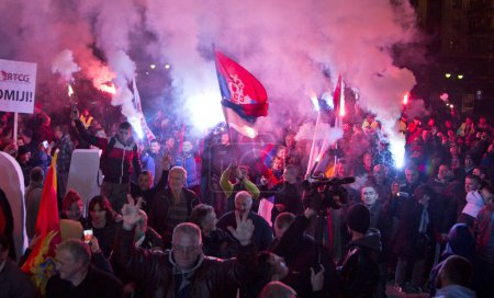 Foto de MONTENEGRO, Podgorica: Miles de partidarios de la oposición protestan en Podgorica, capital de Montenegro, durante una manifestación antigubernamental organizada por la coalición política de oposición Frente Democrático, el 23 de diciembre de 2015. - Imagen libre de derechos