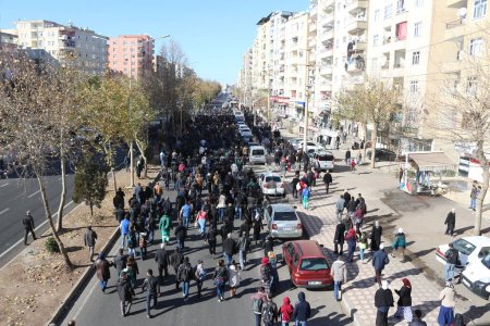 Téléchargez les photos : TURKEY, Diyarbakir: Protesters march through the streets of Diyarbakir, Turkey, on December 24, 2015. - en image libre de droit