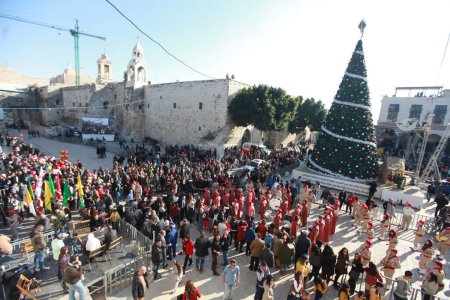 Foto de BANCO DEL ESTE, Belén: Las multitudes se reúnen en Belén el 24 de diciembre de 2015 como parte de las celebraciones navideñas - Imagen libre de derechos