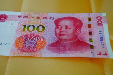 Foto de La nueva versión de RMB. Esto es 100 yuanes RMB. - Imagen libre de derechos