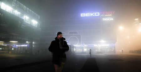 Téléchargez les photos : Bosnie-Herzégovine - Sarajevo - Les gens marchent dans la rue pendant le brouillard - en image libre de droit