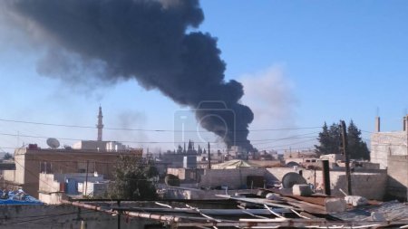 Téléchargez les photos : SYRIE, Azaz : Conséquences des frappes aériennes après qu'un avion de guerre russe a bombardé la ville d'Azaz, au nord d'Alep, en Syrie, le 25 décembre 2015 - en image libre de droit