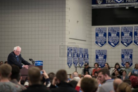 Foto de USA, Council Bluffs: El Senador Bernie Sanders regresa a Iowa para su mitin de campaña de tres días a través del oeste de Iowa el 22 de diciembre de 2015. Bernie Sanders habla en un mitin de campaña en Council Bluffs, Iowa - Imagen libre de derechos