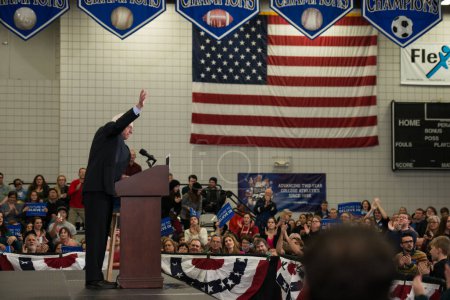 Foto de USA, Council Bluffs: El Senador Bernie Sanders regresa a Iowa para su mitin de campaña de tres días a través del oeste de Iowa el 22 de diciembre de 2015. Bernie Sanders habla en un mitin de campaña en Council Bluffs, Iowa - Imagen libre de derechos