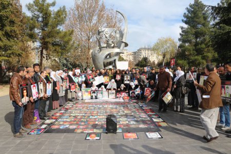 Téléchargez les photos : TURQUIE, Diyarbakir : Un rassemblement de personnes se réunit au parc Kosuyolu, à Diyarbakir, la principale ville du sud-est de la Turquie à majorité kurde, le 26 décembre 2015. Ces femmes sont appelées les "mères du samedi" - en image libre de droit