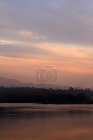 Téléchargez les photos : Magnifique coucher de soleil sur le lac - en image libre de droit