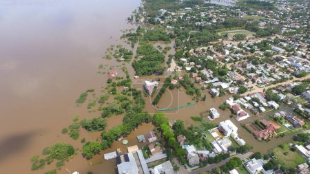 Téléchargez les photos : ARGENTINE, Colon : Des images de drones montrent la ville inondée de Colon, en Argentine, le 28 décembre 2015. Les inondations, causées par une hausse spectaculaire du niveau du Rio Uruguay, avaient commencé plus d'une semaine auparavant.. - en image libre de droit