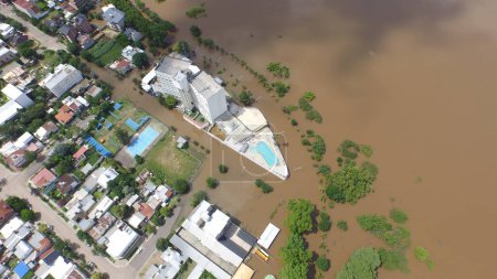 Foto de ARGENTINA, Colón: Imágenes de aviones no tripulados muestran la ciudad inundada de Colón, Argentina, el 28 de diciembre de 2015. La inundación, causada por un aumento dramático en el nivel del Río Uruguay, había comenzado más de una semana antes. - Imagen libre de derechos