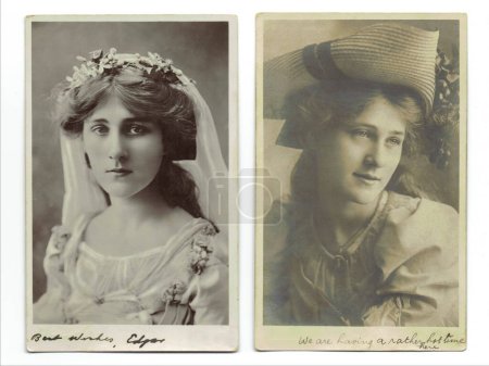 Téléchargez les photos : Scanner photo de cartes postales antiques avec des dames - en image libre de droit