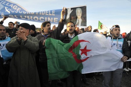 Téléchargez les photos : ALGÉRIE, At-Ahmed : Les Algériens rendent hommage à la défunte figure de l'opposition algérienne Hocine Ait-Ahmed, le 1er janvier 2016 dans son village natal après que son corps a été amené dans sa patrie pour des funérailles nationales. - en image libre de droit
