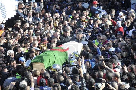 Foto de ARGELIA, At-Ahmed: Los argelinos rinden homenaje a la fallecida figura de la oposición argelina Hocine Ait-Ahmed, el 1 de enero de 2016 en su pueblo natal después de que su cuerpo fuera llevado a su tierra natal para un funeral de estado. - Imagen libre de derechos