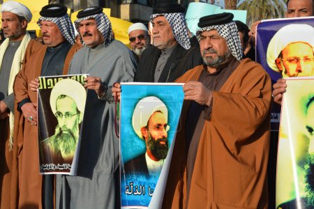 Foto de IRAQ, Bagdad: Manifestantes tomaron fotos del clérigo chiíta Nimr al-Nimr en Bagdad, Irak, el 3 de enero de 2016.Nimr fue asesinado en Arabia Saudita el 2 de enero, junto con otros 46. - Imagen libre de derechos
