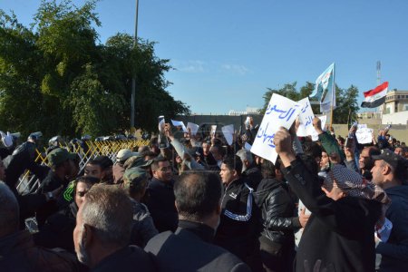 Foto de IRAQ, Bagdad: Manifestantes se reunieron con pancartas y coros en Bagdad el 4 de enero de 2016 - Imagen libre de derechos