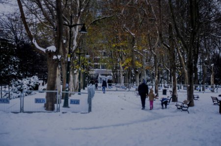 Téléchargez les photos : TURQUIE, Istanbul : Couvertures de neige Istanbul, Turquie pour une deuxième journée le 31 décembre 2015, et mettrait au sol 529 vols et près de 30 000 passagers d'ici le 4 janvier. - en image libre de droit