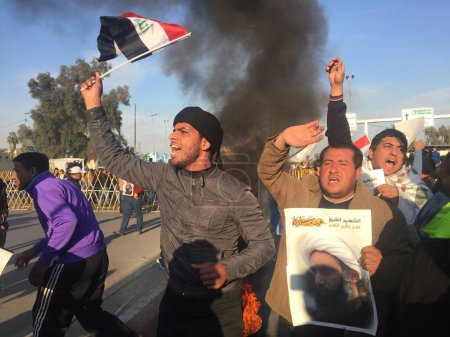 Téléchargez les photos : IRAQ, Bagdad : Des manifestants se sont rassemblés avec des pancartes et des chants à Bagdad le 4 janvier 2016 - en image libre de droit