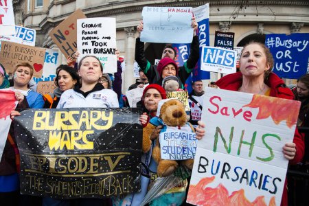 Téléchargez les photos : Royaume-Uni, Londres : Des milliers d'infirmières subalternes et leurs partisans défilent à Londres le 9 janvier 2015 en réponse au plan du chancelier George Osborne de remplacer les bourses par des prêts étudiants. - en image libre de droit