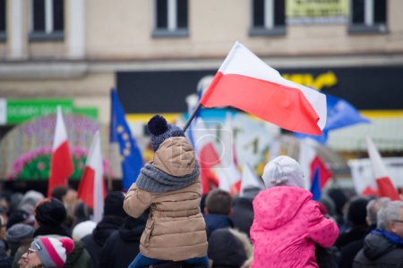 Foto de POLONIA, Bydgoszcz: Manifestantes corean en Bydgoszcz, Polonia, el 9 de enero de 2016, mientras miles se reúnen en todo el país en oposición a una nueva ley de medios de comunicación polaca - Imagen libre de derechos